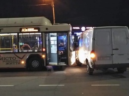 В Кривом Роге грузовик подрезал коммунальный автобус: пострадала пассажирка