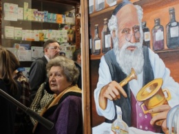 "Таблетки" счастья и "лекарство" от зависти: в Ривне открылась аптека-музей
