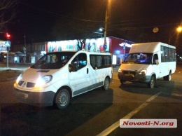 В центре Николаева маршрутка въехала в микроавтобус «Рено»