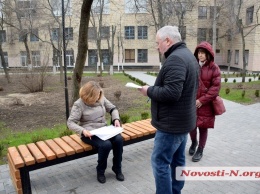 В Николаеве депутаты и активисты искали «потерявшиеся» при высадке 1000 кустов самшита (ФОТО)