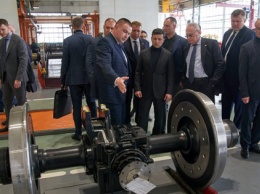 Зеленский пообещал Крюковскому вагоностроительному заводу крупный госзаказ