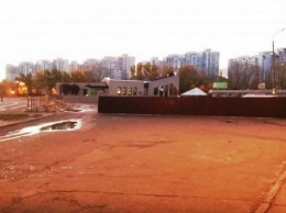 Жители улицы Срибнокильской в Дарницком района Киева боятся, что строительство торгового павильона повредит их дому