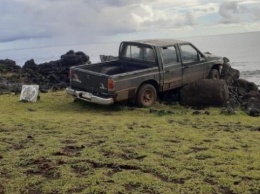 На острове Пасхи машина разбила старинную статую