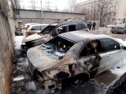 Сегодня утром на автостоянке в городе Николаеве произошел масштабный пожар