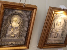 В Симферополе открылась уникальная выставка плетеных икон Владимира Денщикова