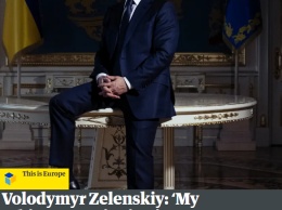 Смеющийся на столе Владимир Зеленский появится на обложке The Guardian. Фото