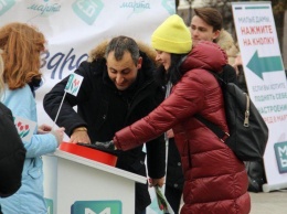 Активисты движения «МЫ» в Нижнем Новгороде креативно поздравили горожанок с наступающим 8 марта