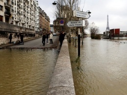 В Париже река Сена затопила набережные