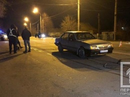На спуске со Смычки Opel сбил пожилую криворожанку, толкавшую коляску по проезжей части