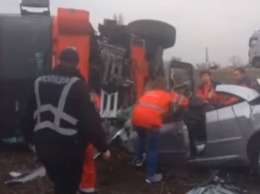 Жуткая авария под Киевом: фура раздавила легковушку - от увиденного не по себе стало даже медикам (фото)