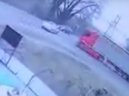 Под Киевом фура разорвала Peugeot, есть жертвы: видео