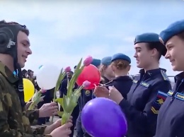 Флешмобы и курсантские марши: Минобороны поздравляет женщин России с Международным женским днем