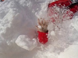 В Альпах горнолыжник спас девушку, задыхавшуюся под снегом (видео)