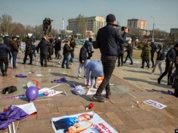 В Бишкеке напали на участниц женского марша