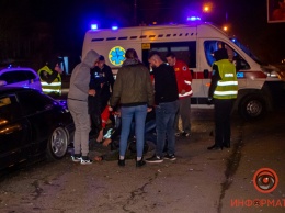 В Днепре ночью иномарка протаранила машину скорой помощи: водителя госпитализировали