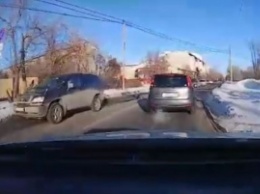 Россиянка привязала к авто санки с ребенком и протащила по дороге. Видео