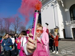 8 марта в Мариуполе отметили «розовым протестом»