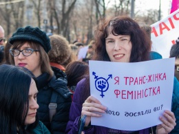 В Киеве на Михайловской площади феминистки вышли на марш против насилия