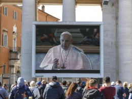 Из-за коронавируса Папа римский впервые провел воскресную проповедь по видеотрансляции