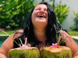 Рэперша Alyona Alyona опубликовала фото с двумя огромными кокосами