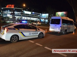 В Николаеве пьяный водитель BMW врезался в маршрутку и сбежал (ФОТО)