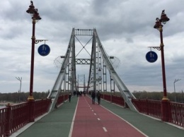 Парковый пешеходный мост временно перекроют: киевлянам назвали причину