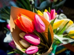 Праздничное поздравление от мэра: 8 марта женщинам на улице дарили цветы