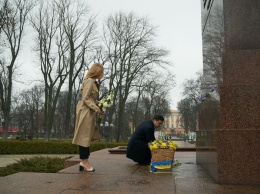 Чета Зеленских возложила цветы к памятнику Шевченко в Киеве в честь его 206-й годовщины со дня рождения