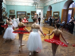 Посетители Одесского Художественного музея встретили в залах балерин