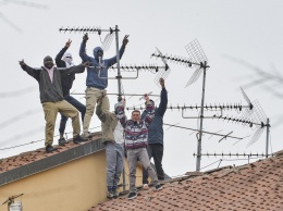 В тюрьмах Италии вспыхнули беспорядки из-за коронавируса