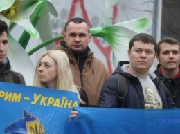 В центре Киева провели акцию солидарности с Крымом