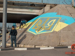 В Днепре на виадуке перед Слобожанским проспектом возобновляют патриотическое граффити