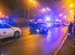 В Киеве столкнулись две легковушки: один из водителей пострадал