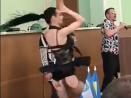 Пикантными танцами в Херсонской ОГА поздравили женщин-госслужащих