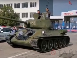 В Запорожье восстановили танк Т-34 для майского парада Победы и выкатили его на улицу
