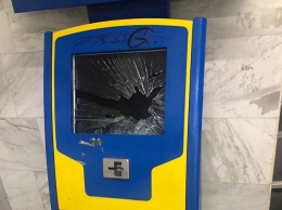 Фотофакт: в Харькове вандалы разбили терминал пополнения карточек метро