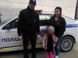В Херсоне полицейские спасли 6-летнюю девочку, которую мать на улице обливала холодной водой