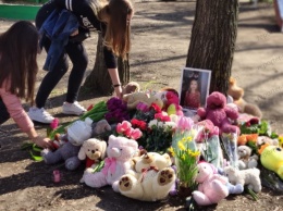 Запорожцы несут цветы на место трагедии в «Дубовке», где погибла девочка