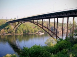 В Запорожье мужчина сорвался с моста