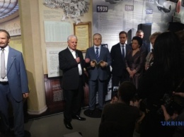В киевском музее появилась силиконовая копия Кравчука