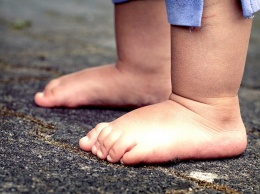 В Днепре двухлетний мальчик бродил по улице почти без одежды