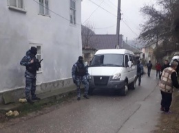 Оккупанты устроили массовые обыски у крымских татар в Бахчисарае (ФОТО, ВИДЕО)