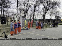 В Павлограде к памятнику Кобзарю принесли цветы