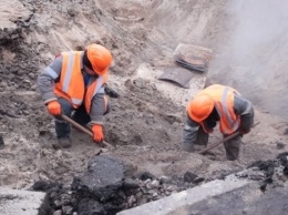 Коммунальщики устроили беспредел на детской площадке в Харькове, фото: "клад искали"