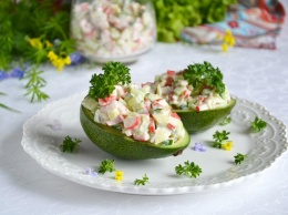 Необыкновенный салат с крабовыми палочками: рецепт вкусной закуски на скорую руку