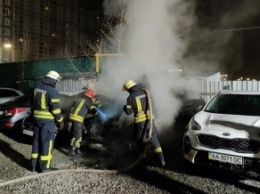 Появилось видео поджога элитного авто в Киеве