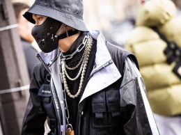 Streetstyle: защитные маски - главные аксессуары на улицах больших городов