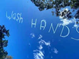 Видеофакт: В небе над Сиднеем неизвестный сделал надпись "Мойте руки"
