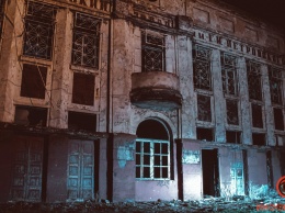 Как в Днепре выглядит заброшенное здание металлургического завода имени Петровского ночью
