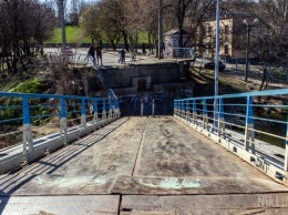 В Николаеве начали чинить пешеходный понтонный мост